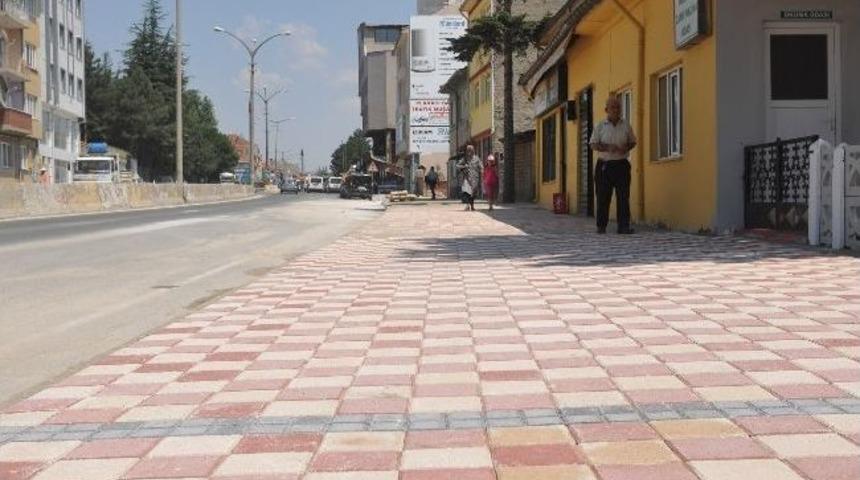 Boz&uuml;y&uuml;k'te Kaldırım Yenileme &Ccedil;alışmaları