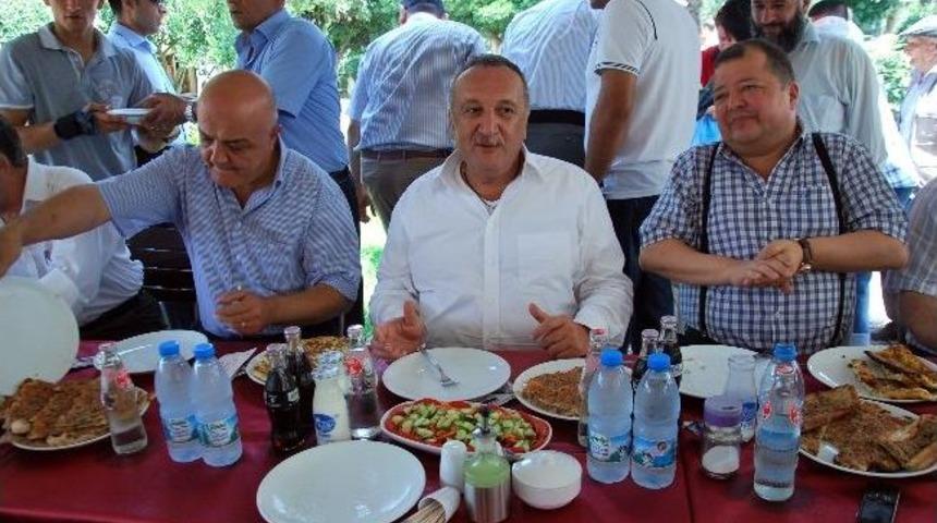 Mehmet Ağar&rsquo;dan Pide Ziyafeti