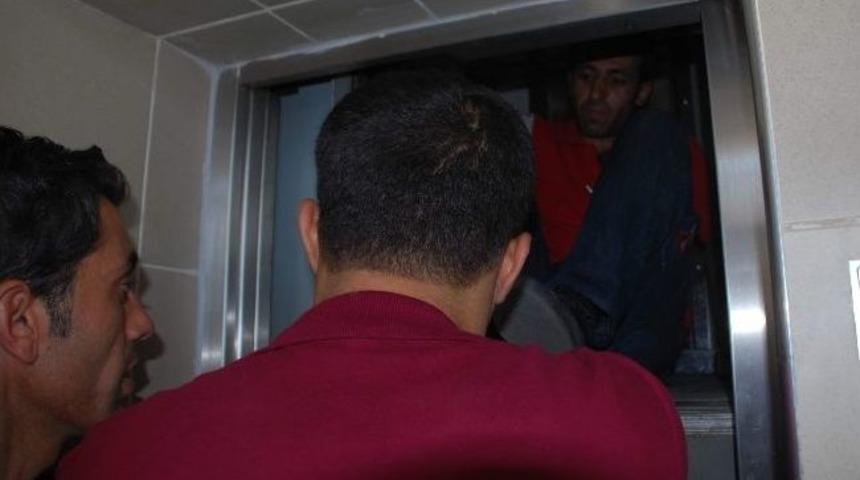 Valilikte Asansörde Mahsur Kalan Kurye Kurtarıldı