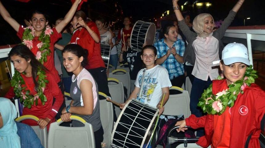 Şampiyonları Mustafa D&uuml;ndar Karşıladı