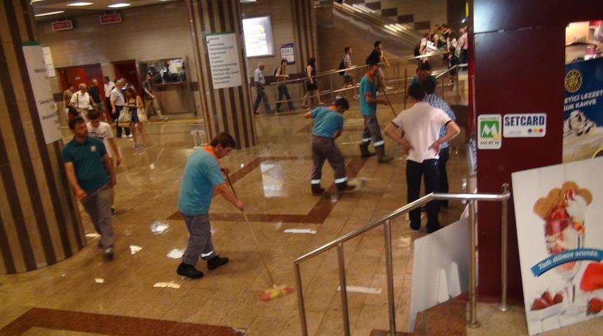 Taksim g&ouml;le d&ouml;nd&uuml;, metro seferleri ıptal edildi