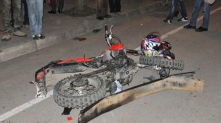 Tır'a &Ccedil;arpan Motosiklet S&uuml;r&uuml;c&uuml;s&uuml; &Ouml;ld&uuml;