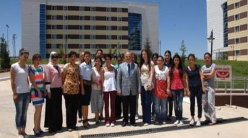 Vali &Ccedil;akacak Ahi Evran Kız &Ouml;ğrenci Yurdunu Ziyaret Etti