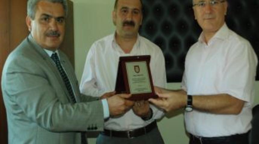 Taksi Dolmuşa Binen Hakim, Hizmetten Memnun Kalınca S&uuml;r&uuml;c&uuml;ye &Ouml;d&uuml;l Kazandırdı