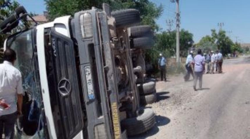 Çakıl Yüklü Kamyon Hızını Alamayarak Şarampole Devrildi