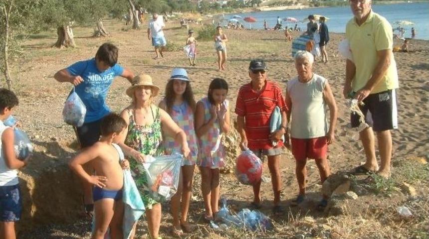 Burhaniye&rsquo;de &Ccedil;ocuklar Sahili Temizledi