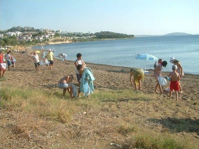 Burhaniye’de Çocuklar Sahili Temizledi