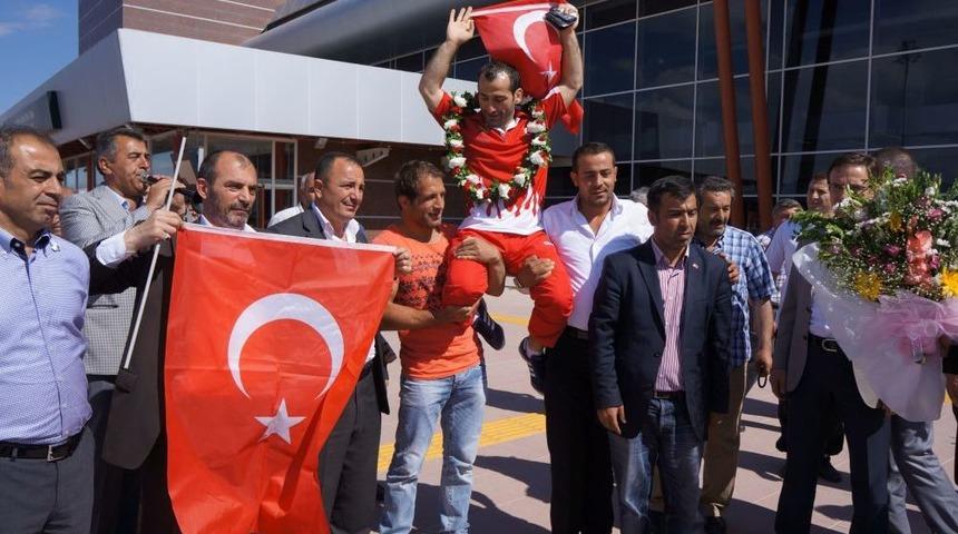 Akdeniz Oyunları Şampiyonu Bakır, Omuzlarda Karşılandı