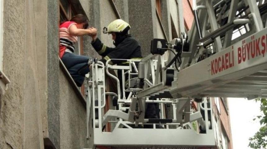 Dumandan Mahsur Kalanları İtfaiye Kurtardı