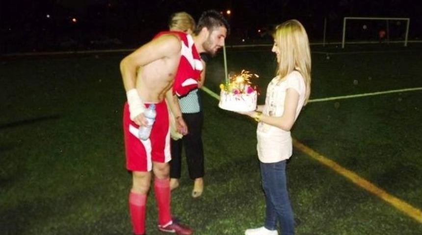 Futbol Ş&ouml;leninde Doğum G&uuml;n&uuml; S&uuml;rprizi