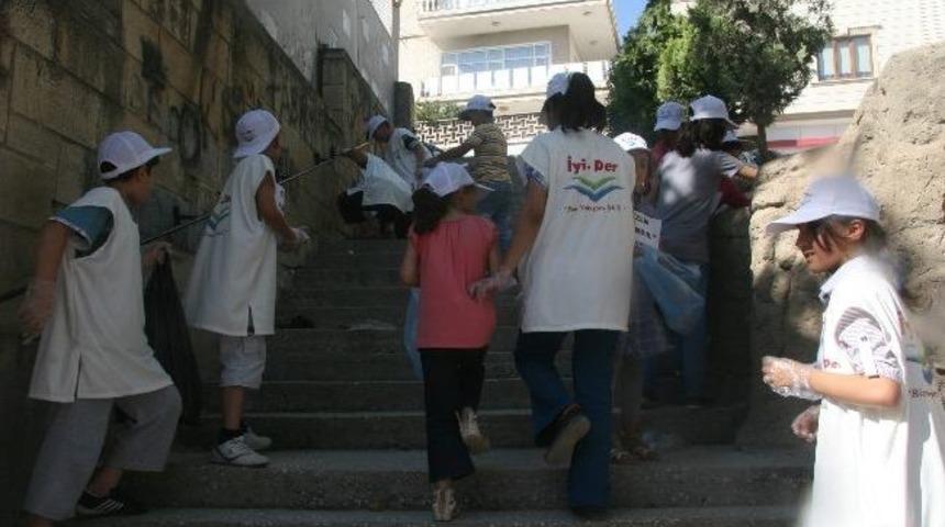 Öğrenciler Çöp Topladı