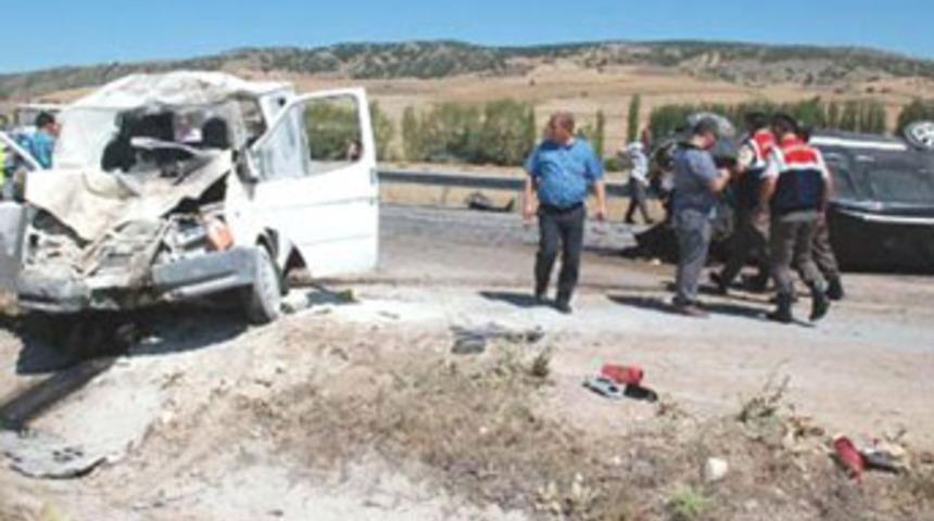 Otomobil minibüse çarptı: 2 ölü, 4 yaralı