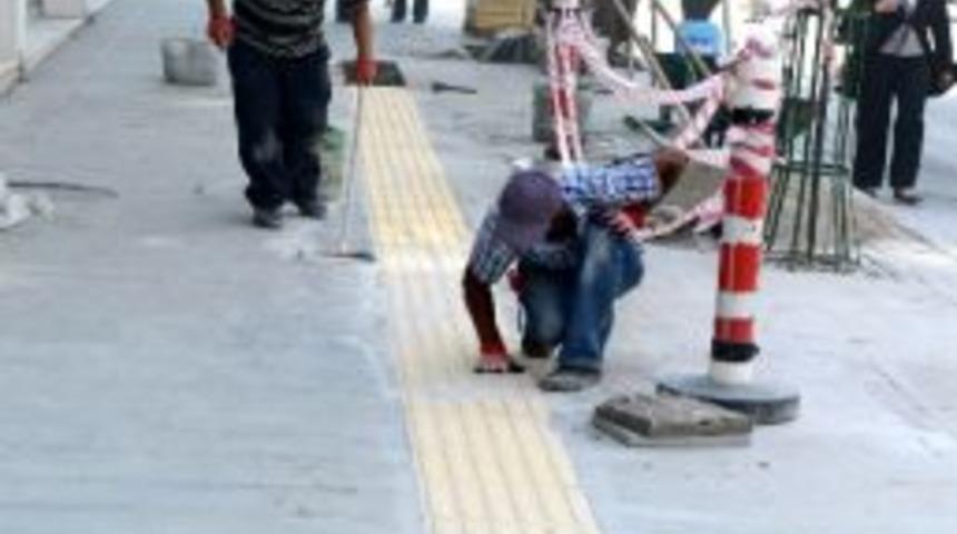 G&ouml;rme Engelliler İ&ccedil;in Sarı &Ccedil;izgi