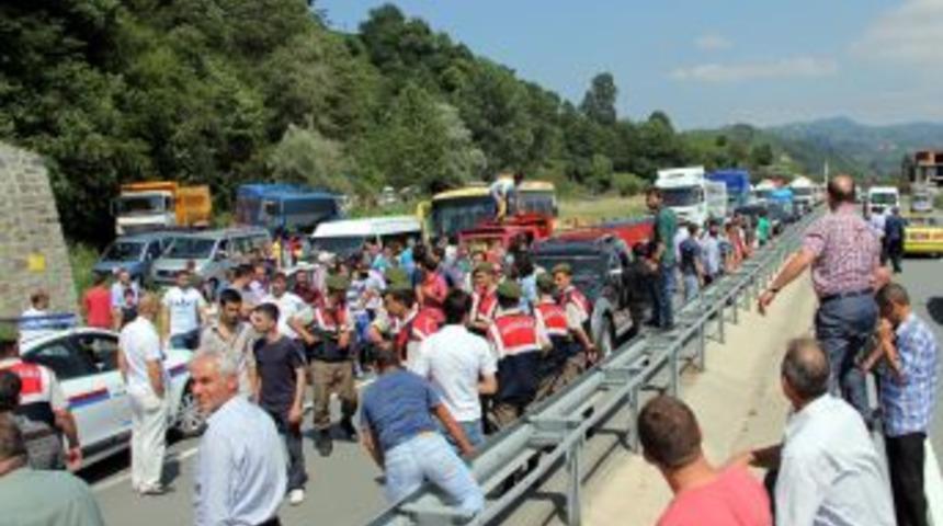 K&ouml;yl&uuml;ler, &Uuml;st Ge&ccedil;it I&ccedil;in Yolu Kapattı