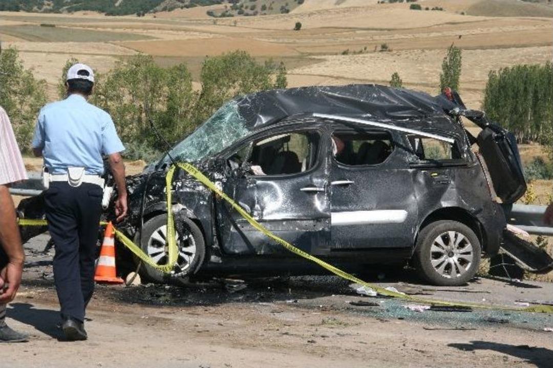 Otomobil İle Minib&uuml;s &Ccedil;arpıştı: 2 &Ouml;l&uuml;, 4 Yaralı