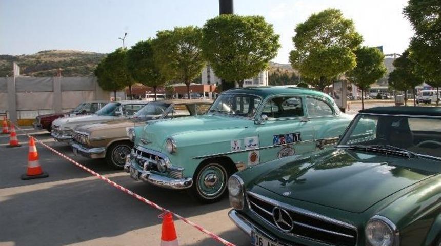 İkod &Uuml;yeleri Klasik Otomobilleriyle Afyonkarahisar'da