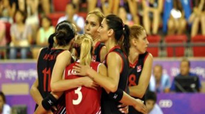 Hırvatistan'ı 3-0 Yenen Kadın Voleybolcular Finale Adını Yazdırdı