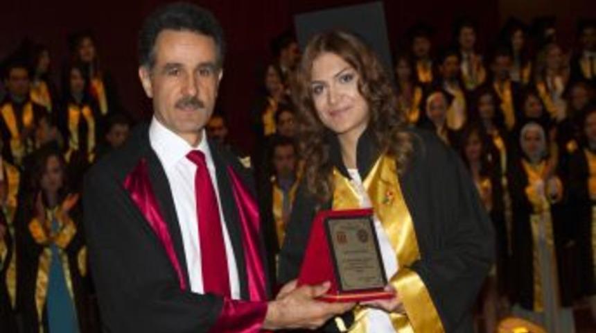 Tıp &Ouml;ğrencileri Diplomalarını Alarak Mesleğe Adım Attı