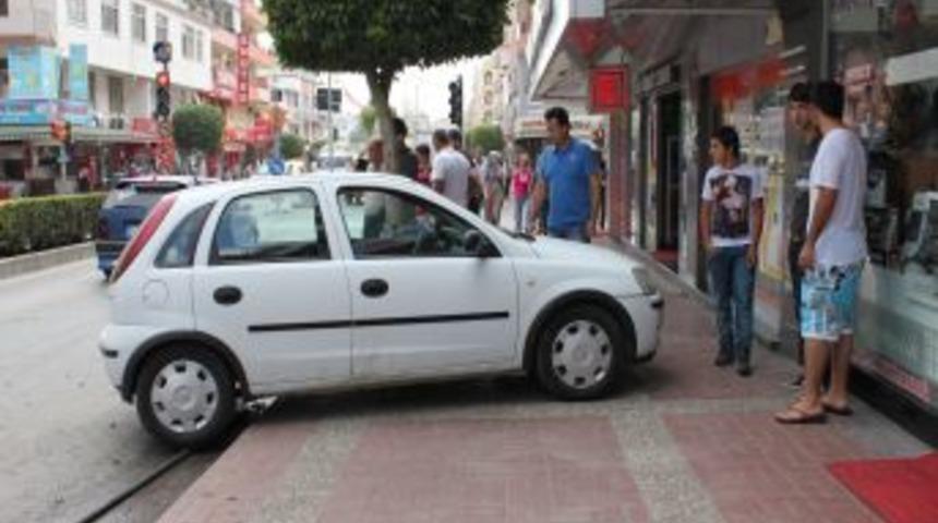 Kaza Yapan Otomobil Karşı Şeridi Ge&ccedil;ip Kaldırımda Durdu