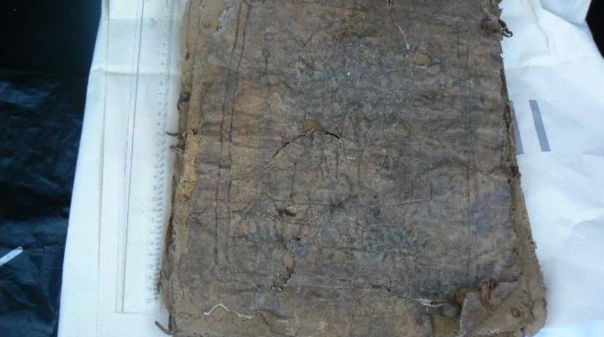 Satmaya &Ccedil;alıştığı Bin 700 Yıllık İncil İle Yakalandı