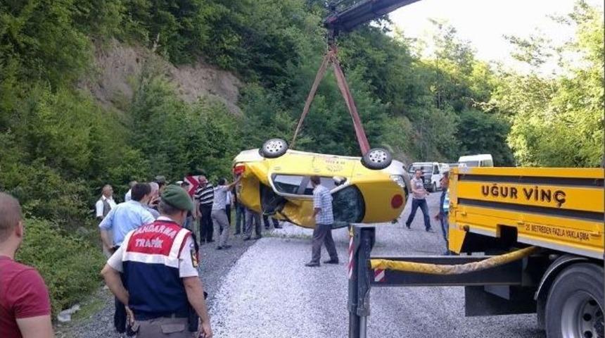 Mıcırda Kayan Ara&ccedil; Baraja U&ccedil;tu: 2 Yaralı