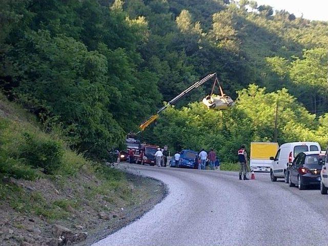 Mıcırda Kayan Araç Baraja Uçtu: 2 Yaralı