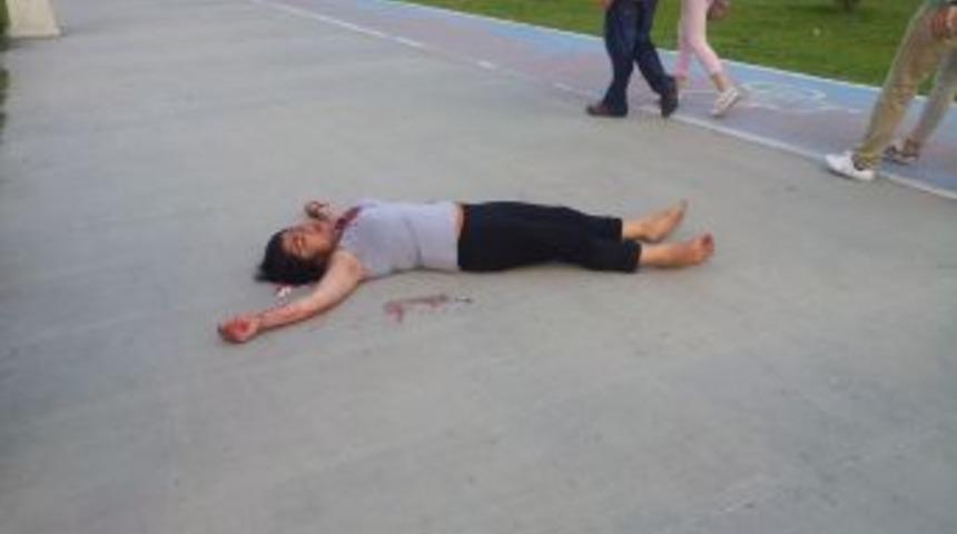 Tartıştığı kız arkadaşını yol ortasında darp etti