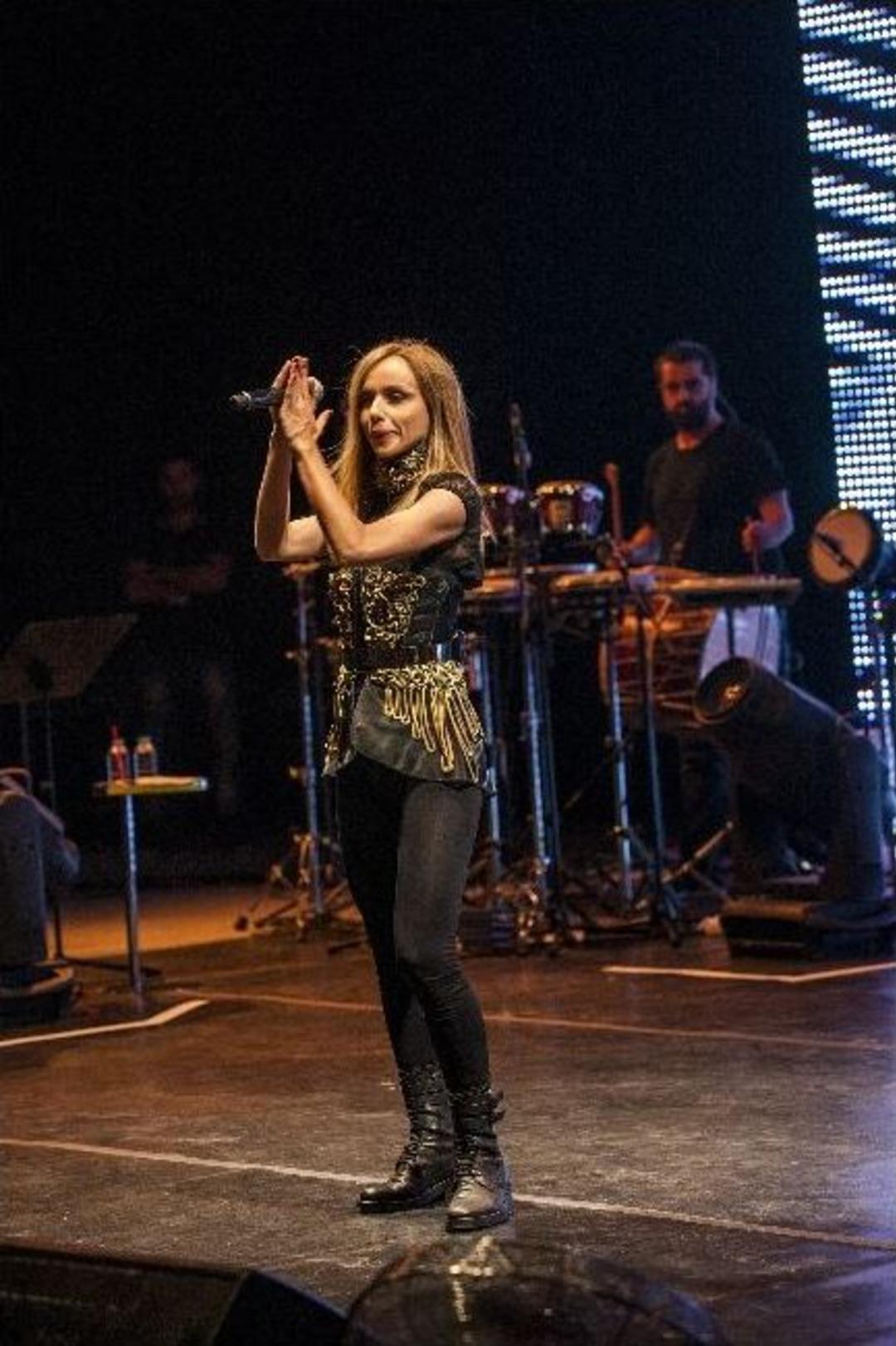 Sahneye 81 Dakika Ge&ccedil; &Ccedil;ıkan G&uuml;lşen'i Sevenleri Protesto Etti