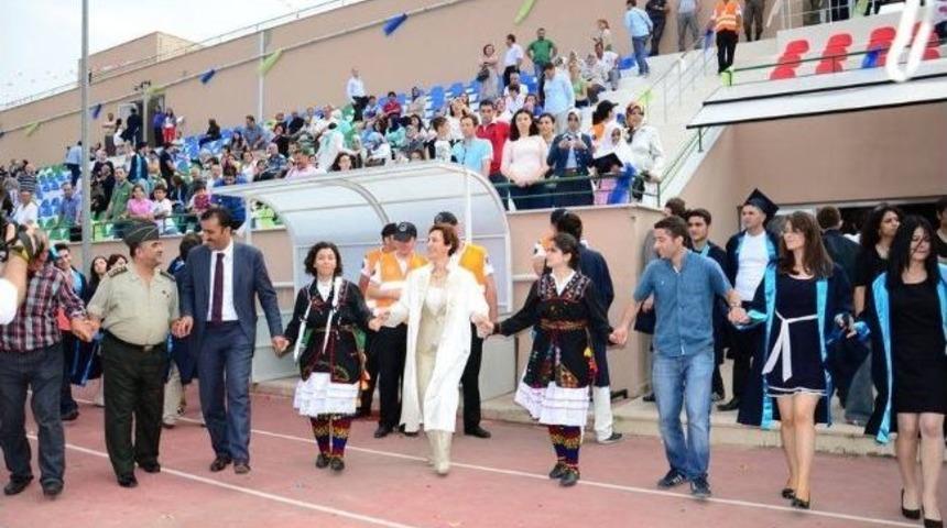 D&uuml;zce &Uuml;niversitesi'nde Mezuniyet T&ouml;reni
