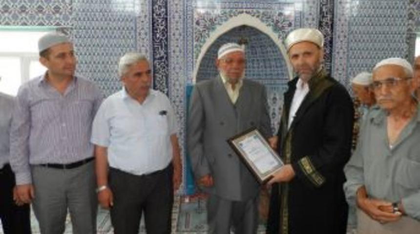 Alaplı m&uuml;ft&uuml;s&uuml;nden Hayırsever vatandaşa teşekk&uuml;r belgesi