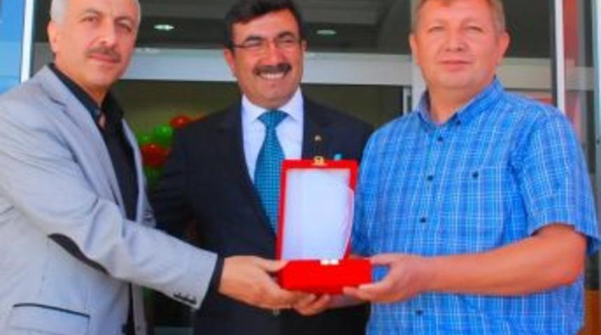 Osmancıklı işadamı Ahmet Gelg&ouml;r'e borsa a&ccedil;ılışında plaket