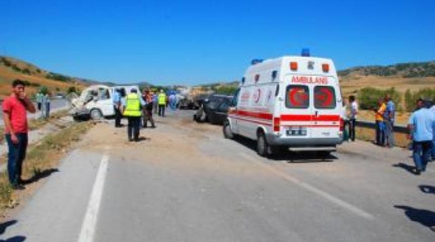 Otomobil minib&uuml;sle &ccedil;arpıştı: 2 &ouml;l&uuml;, 4 yaralı