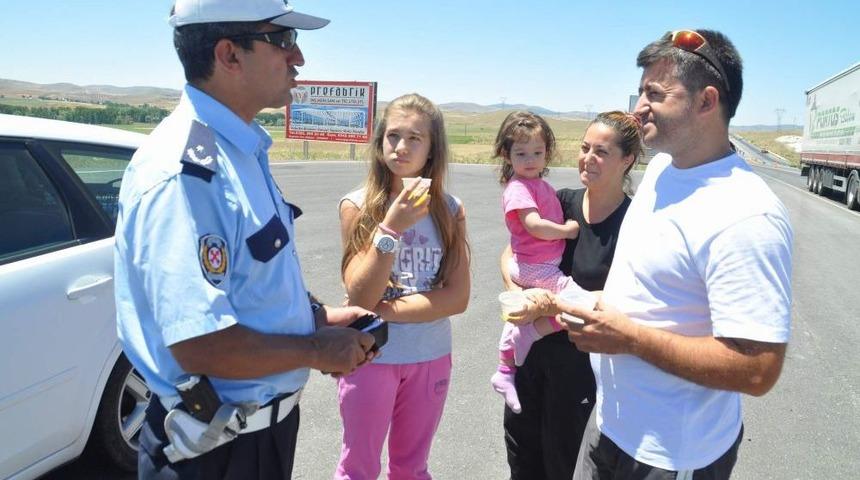 Yozgat Polisinden S&uuml;r&uuml;c&uuml;lere 5 Dakikalık Ikram Molası