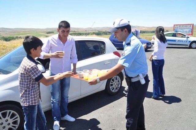 Yozgat Polisinden Sürücülere 5 Dakikalık Ikram Molası