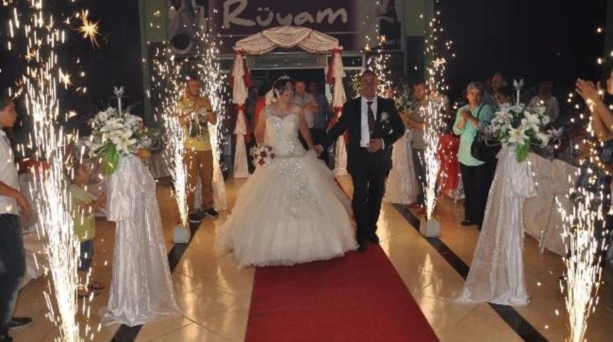 Ka&ccedil;arak Evlendiler, 20 Yıl Sonra D&uuml;ğ&uuml;n Yaptılar