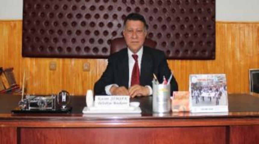 Başkan İş Makinesi Almak İ&ccedil;in Bah&ccedil;esini Teminat G&ouml;sterdi