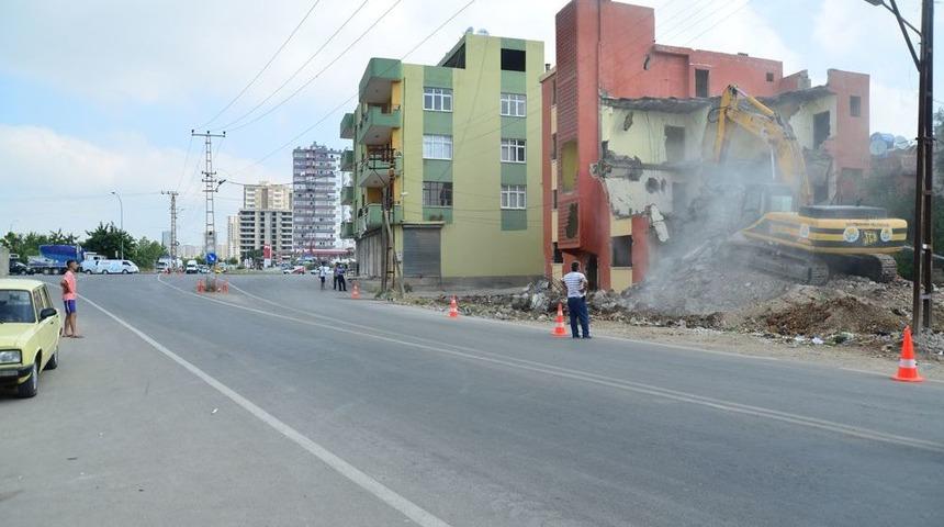 Şehit Mehmet &Ouml;zer Caddesi&rsquo;nde Yıkım S&uuml;r&uuml;yor