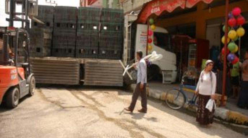 El Freni &Ccedil;ekilmeden Park Edilen Kamyon Işyerine Girdi