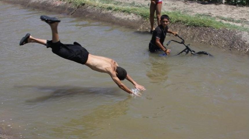 Sıcaktan Bunalan &Ccedil;ocuklar Kanallarda Serinliyor