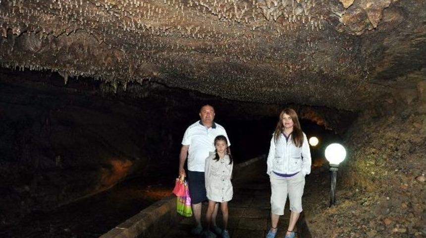Artan Sıcaklar Mağara Turizmine İlgiyi Artırıyor