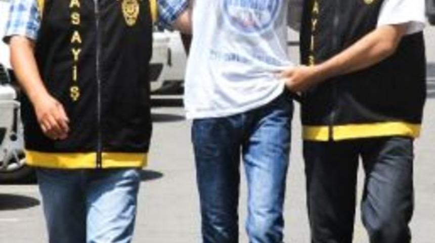 Arandığını &Ouml;ğrendi, Emniyete Teslim Oldu