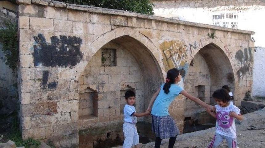 Silvan'da Tarihi &Ccedil;eşmenin Bakımsızlığı Tepkiye Neden Oldu