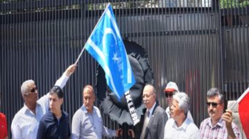 Irak T&uuml;rkleri Derneği, ABD B&uuml;y&uuml;kel&ccedil;iliği'ne Siyah &Ccedil;elenk Bıraktı