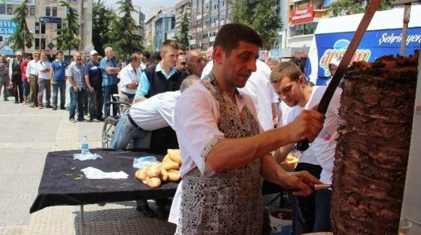 Davadan Kazandığı Parayla Bedava D&ouml;ner Dağıttı