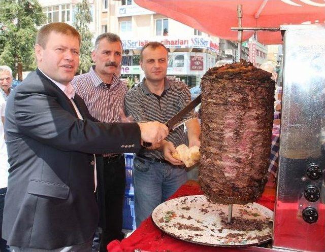 Davadan Kazandığı Parayla Bedava Döner Dağıttı