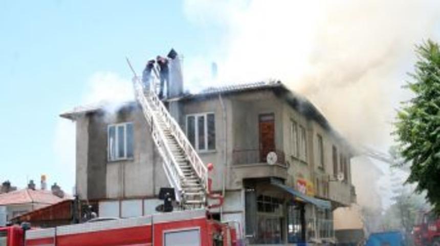 &Ccedil;atı Yangını Paniğe Neden Oldu