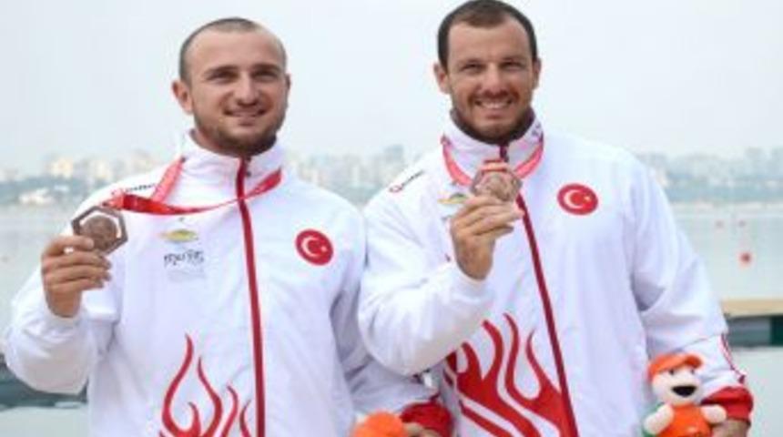 Kanoda Bronz Madalya Alan T&uuml;rk Sporcular G&ouml;z Yaşlarını Tutamadı