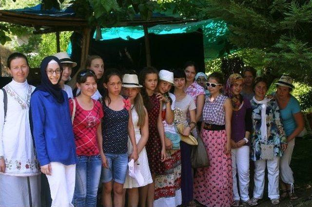 Tatar Kızlar Efeler Diyarı Aydın’ın Gelenek Ve Göreneklerini Öğrendi