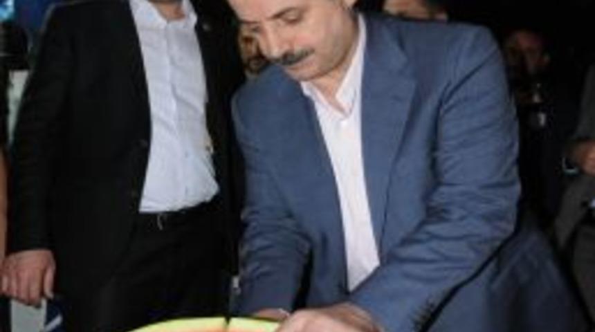 Bakan &Ccedil;elik, Şanlıurfa'da Elleriyle Karpuz Kesip Dağıttı