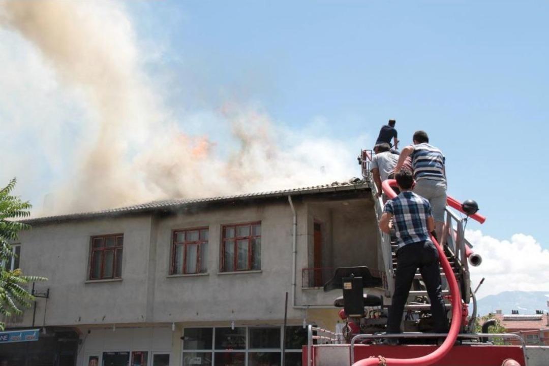 Erzincan&rsquo;da &Ccedil;atı Yangını